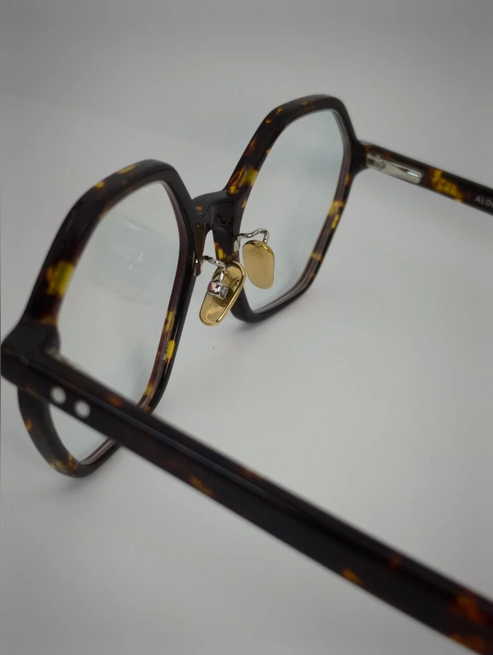 Aldridge. Tortoiseshell Polygon Frame. Stylish Look.